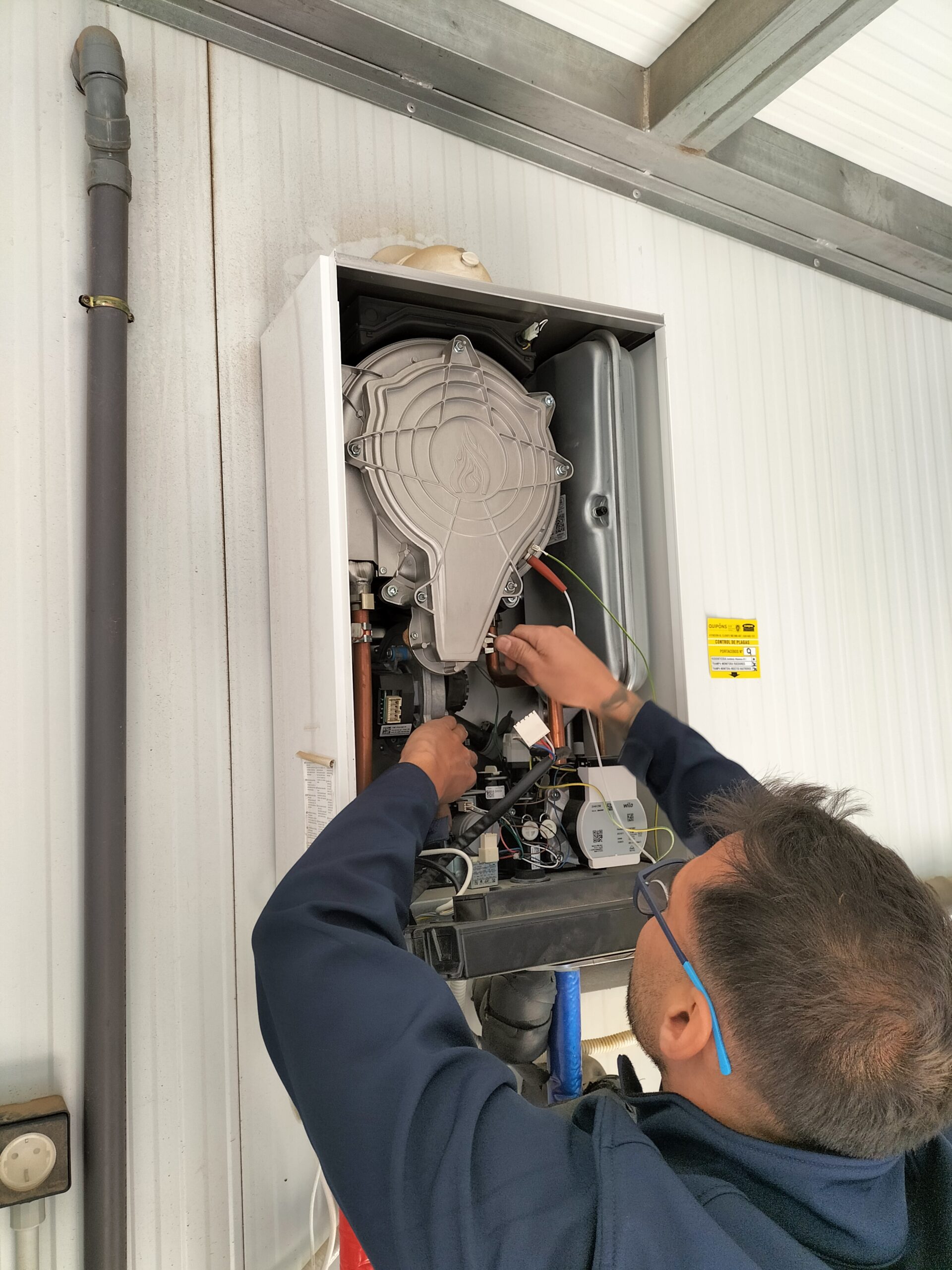 Técnico de Belich revisando caldera de gas en vivienda en Murcia
